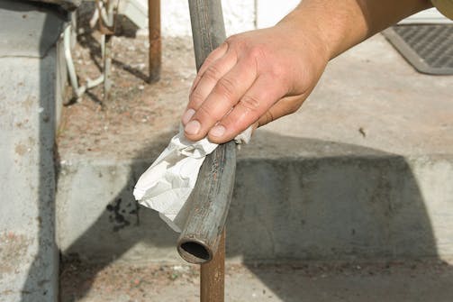 Rengjør flaten med grunnrens, for å fjerne alt støv og fett. La deretter jernet tørke helt før du begynner å male. Rengjør flaten med grunnrens, for å fjerne alt støv og fett. La deretter jernet tørke helt før du begynner å male.